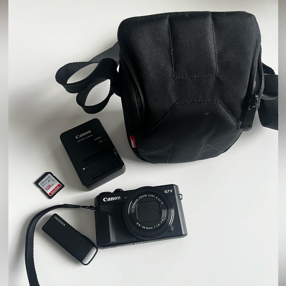Canon G7X Mark II with charger, 128 GB SD card & bag